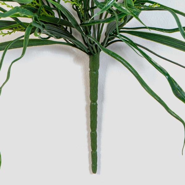 Künstlicher Pflanzenstiel mit langen schmalen grünen Blättern aus Kunststoff.