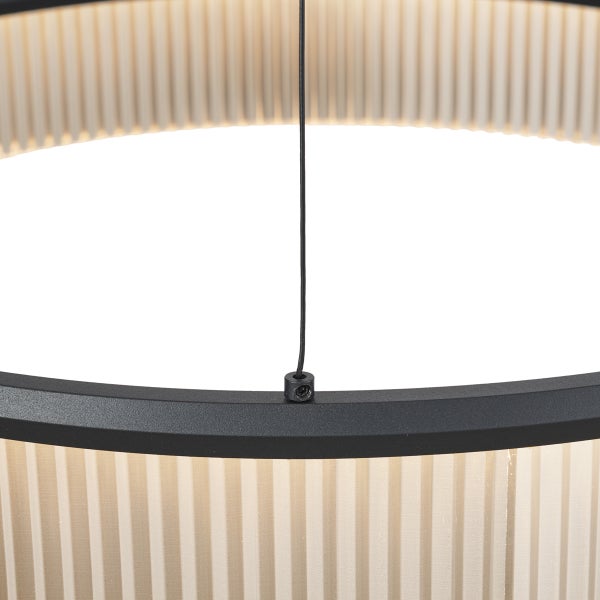 Detailaufnahme einer runden Hängeleuchte mit plissiertem Lampenschirm