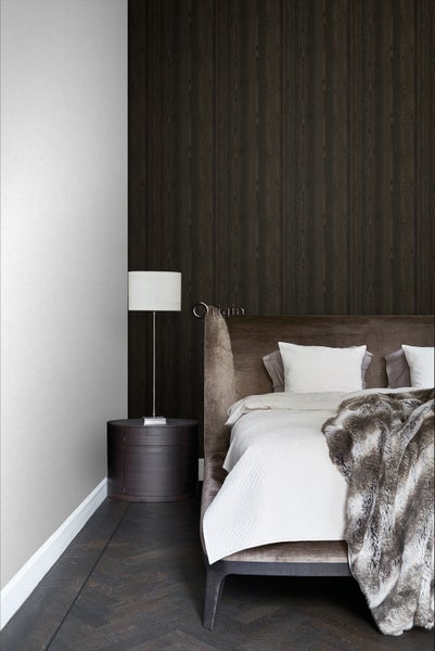 Schlafzimmer mit dunkler Holztapete, Bett und Nachttischlampe