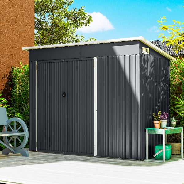 Metall-Gerätehaus in Anthrazit mit Doppeltür und Satteldach, aufgestellt auf einer Holzterrasse in einem hellen Garten.
