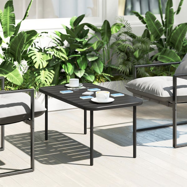 Rechteckiger Gartentisch aus schwarzem Metall mit Lattenoberfläche, dekoriert mit Magazin, Kaffeetasse und Blumenvase.