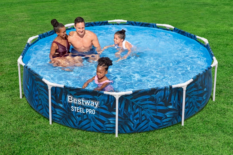 Runder Bestway Steel Pro Aufstellpool mit Palmenblattmuster auf einer Rasenfläche mit einer vierköpfigen Familie.