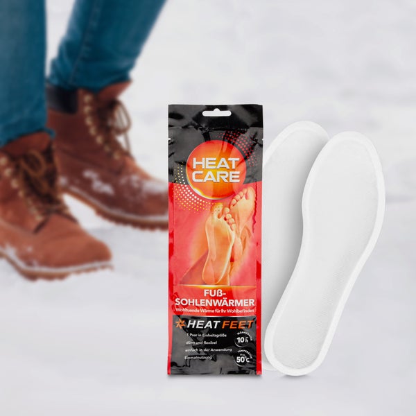 Heat Care Einweg-Fußsohlenwärmer, 1 Paar, Einheitsgröße, dünn und flexibel, bis zu 10 Stunden Wärme, im Hintergrund Winterschuhe im Schnee.