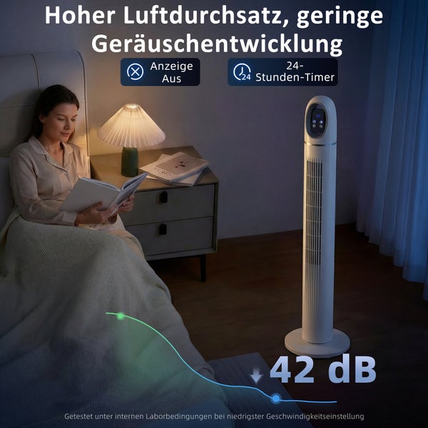 Weißer Turmventilator in einem Schlafzimmer mit lesender Person. Abgebildet mit 24-Stunden-Timer, Display-aus-Funktion und leisen 42 Dezibel.