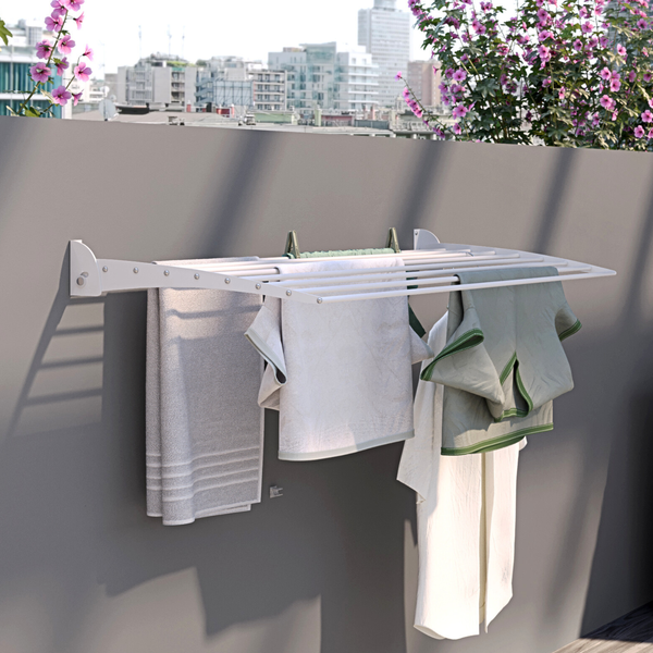 Wäscheständer zur Wandmontage mit Wäsche auf einem Balkon.