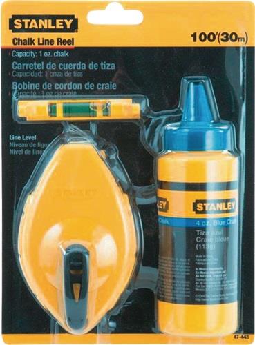 Drei runde geflochtene Körbe aus Jute mit Henkeln und Querstreifen auf Holzboden neben einer Konsole mit Decke und Kissen.