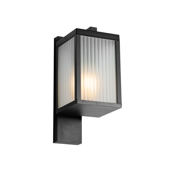 Rechteckige Außenwandleuchte mit schwarzem Metallgehäuse, geripptem Glasdiffusor und warmem Lichtschein.