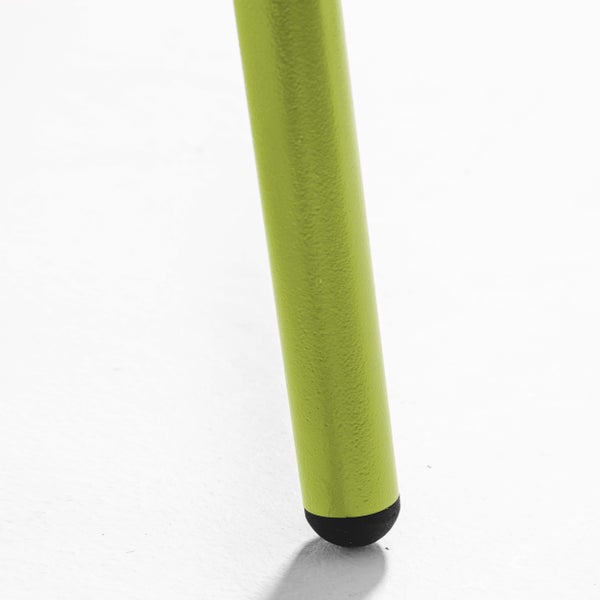 Grünes Stuhlbein aus Metall mit einer schwarzen Schutzkappe am Fuß.