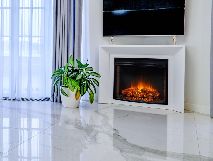 Modernes Wohnzimmer mit Elektrokamin, Zimmerpflanze und Vorhängen