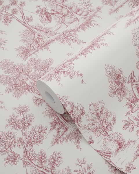 Vliestapete mit rotem Toile-de-Jouy-Muster auf weißem Hintergrund, ländliche Szenen und Bäume.