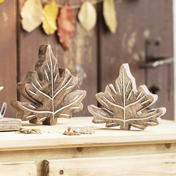 Dekorative Holzfiguren in Form von Blättern als Tischdekoration