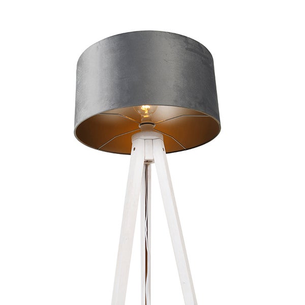 Stehlampe mit grauem Lampenschirm und weißem Holzfuß