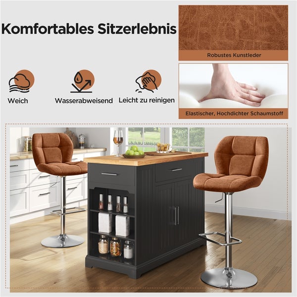 Zwei braune Barhocker aus Kunstleder stehen an einer Kücheninsel mit Stauraum.