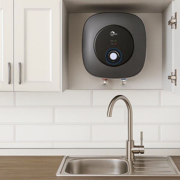 Kleiner Sannover Warmwasserspeicher im Küchenschrank über einer Spüle mit Edelstahlarmatur und weißem Fliesenspiegel.