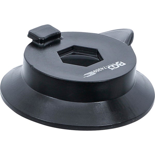 Badezimmer mit Waschbeckenunterschrank, Wäschekörben und gestreifter Badematte