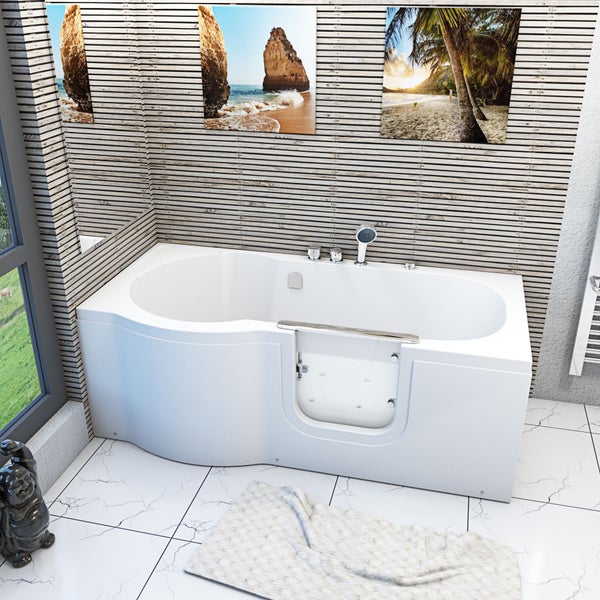 Begehbare Badewanne mit Duschkopf und seitlicher Tür im Badezimmer