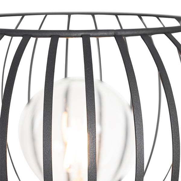 Detailansicht einer Lampe mit Metallkäfig und Glühbirne