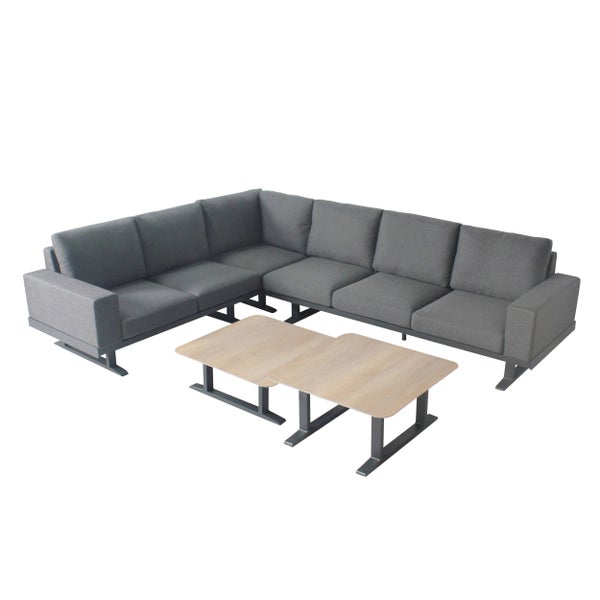 Garten-Lounge-Set bestehend aus einem L-förmigen Ecksofa mit grauen Polstern und zwei Couchtischen mit Tischplatten in Holzoptik.