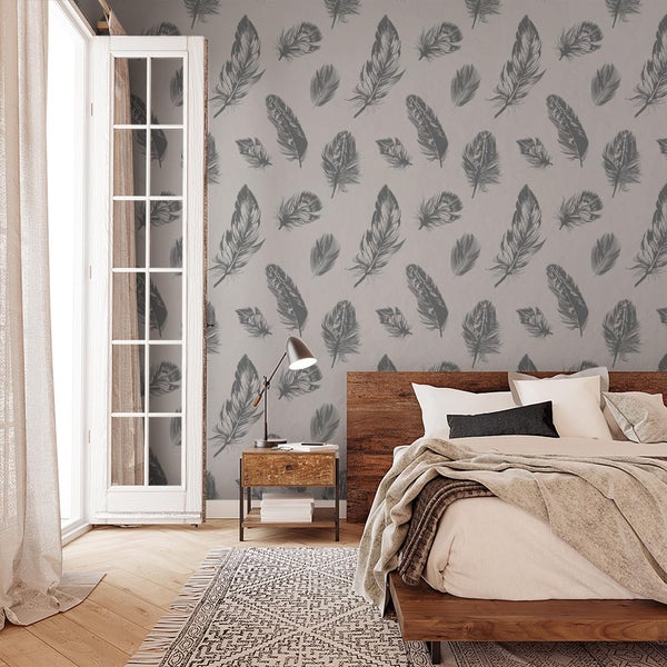 Schlafzimmer mit Vliestapete mit Federmotiv und modernem Holzbett mit Nachtkonsole.