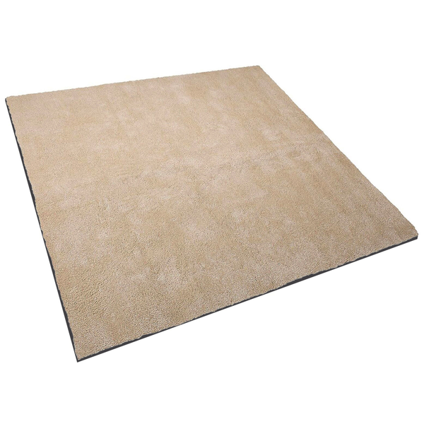 Ein quadratischer Teppich mit kurzem Flor in schlichter Ausführung für den Innenbereich.
