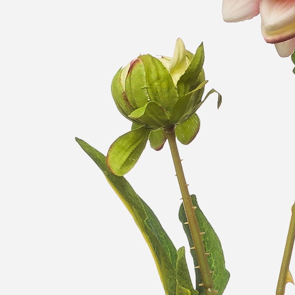 Detailansicht einer künstlichen Blume mit gezackten grünen Blättern und braunem Stiel.