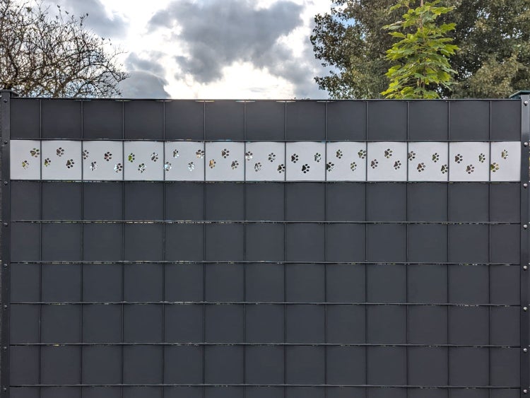 Gartenzaun mit Pfotenabdruckmuster