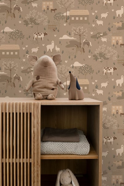 Kinderzimmer mit Tiermotiven Tapete, Holzschrank und Stofftieren