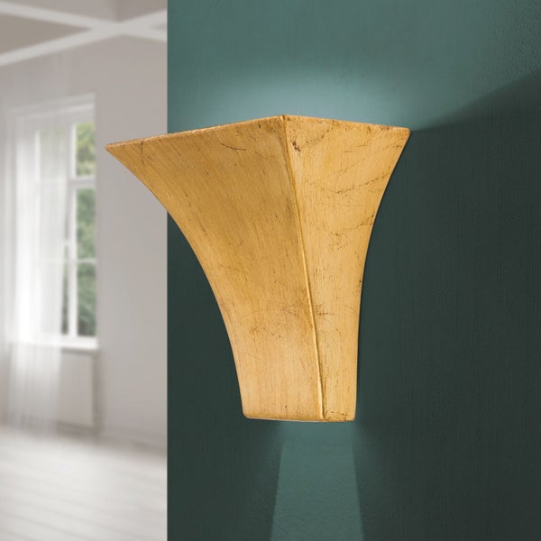 Moderne Wandleuchte in trichterförmigem Design mit goldfarbenem Finish montiert an einer Wand.