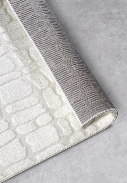 Schlafzimmer mit floraler Tapete, Rattanbett und Nachttisch mit Pflanzen