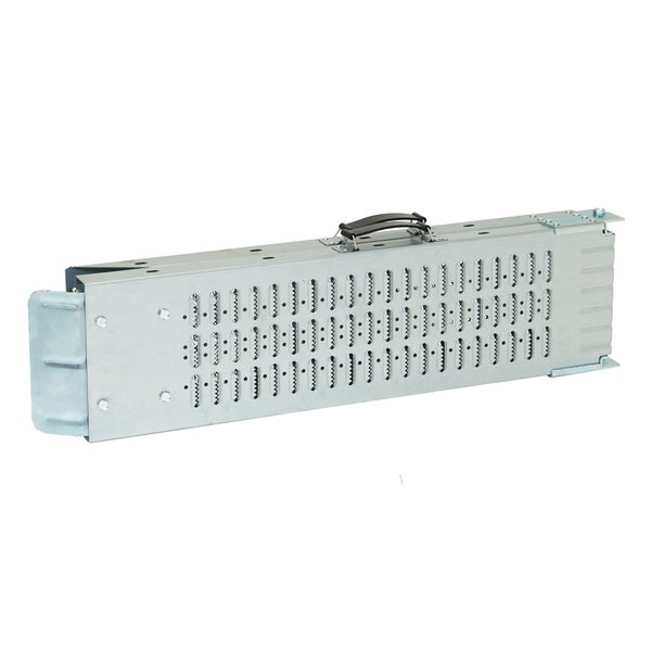 Zusammenklappbare Auffahrrampe aus Metall mit Tragegriff und rutschfester, gelochter Oberfläche.