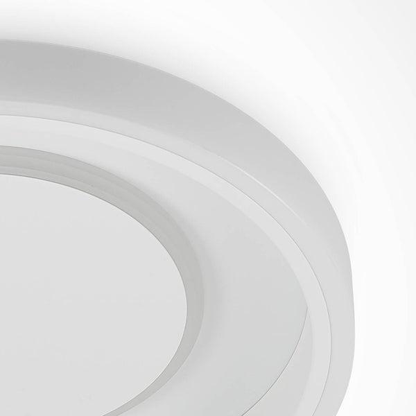 Moderne runde LED-Deckenleuchte mit mehreren Leuchtringen, montiert an einer hellen Zimmerdecke.