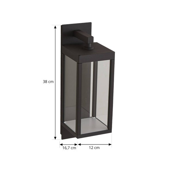 Schwarze Außenwandleuchte in Laternenform mit Glasfenstern, Höhe 38 Zentimeter, Tiefe 16,7 Zentimeter, Breite 12 Zentimeter.