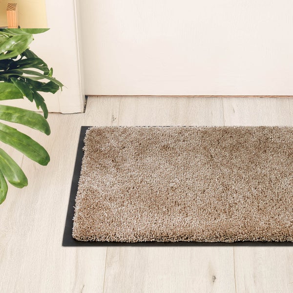 Fußmatte aus Textil vor einer Tür