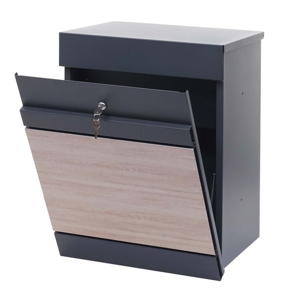Briefkasten mit Holzdekor und geöffneter Tür