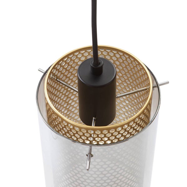 Nahaufnahme einer zylindrischen Pendelleuchte mit Glasschirm und innenliegendem goldfarbenem Metallgeflecht in Wabenstruktur.