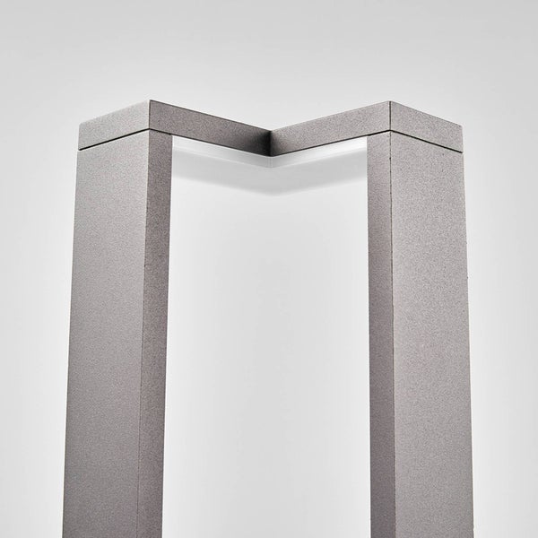 Moderne Außen-Pollerleuchte mit grauem, strukturiertem Metallrahmen und weißem Diffusor.