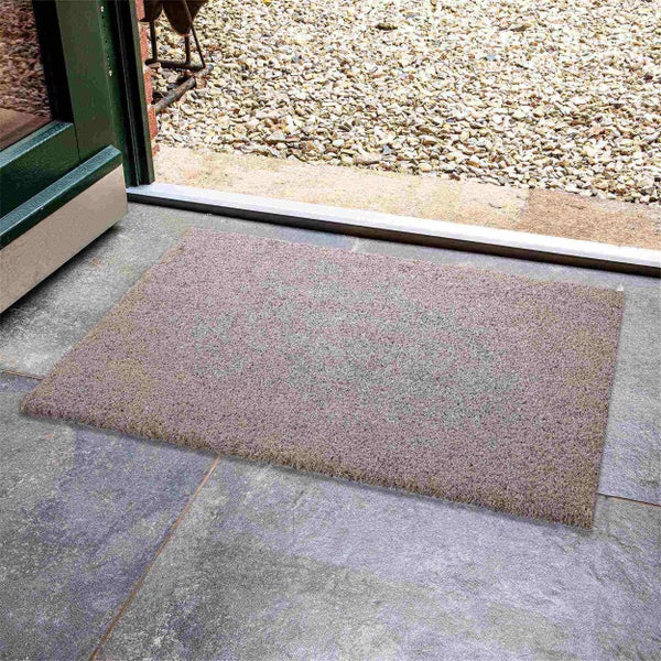 Rechteckige Fußmatte vor einer geöffneten Tür