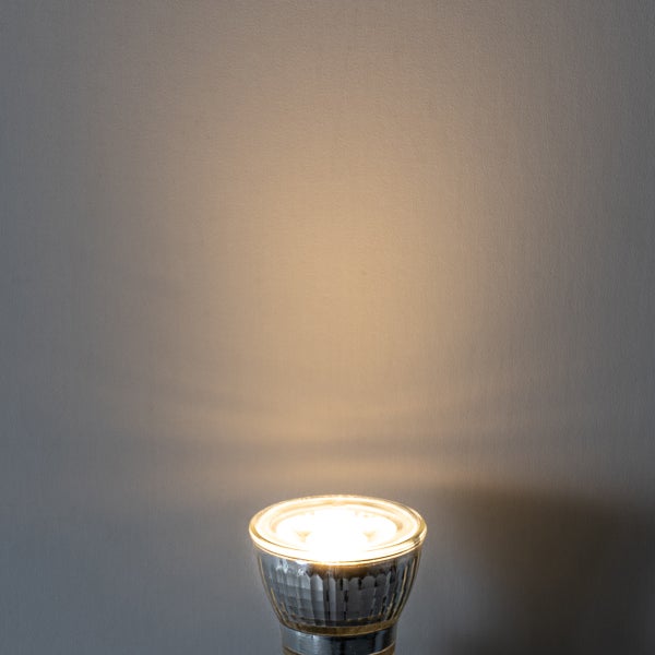 Eingeschaltete LED-Reflektorlampe mit warmweißem Lichtstrahl.