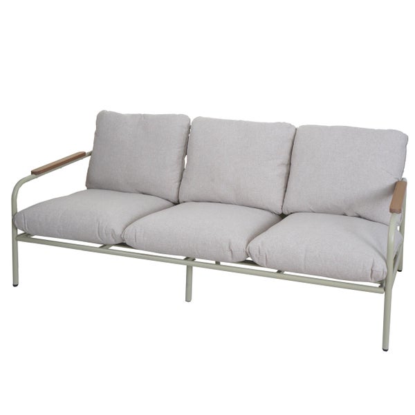 Dreisitzer Gartensofa mit Metallgestell, Holzarmlehnen und grauen Polsterkissen für den Außenbereich.