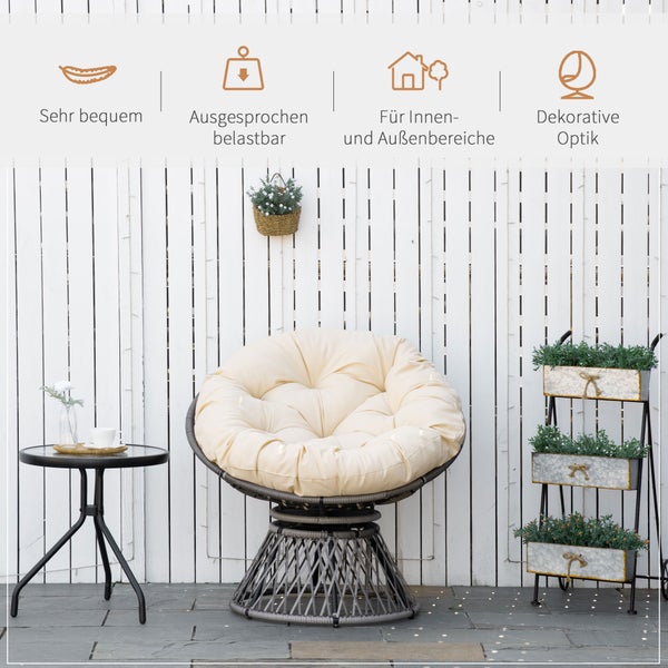 Runder Papasan-Drehsessel mit beigem Polster auf einer Terrasse. Symbole für hohen Komfort, Belastbarkeit, Innen- und Außennutzung sowie dekoratives Design.