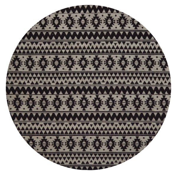 Runder Teppich mit schwarz-weißem geometrischem Muster aus horizontalen Bändern mit Dreiecken und Rauten.