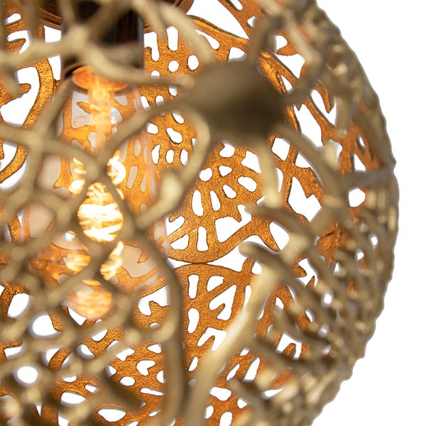 Goldene Hängeleuchte mit dekorativen Ausschnitten