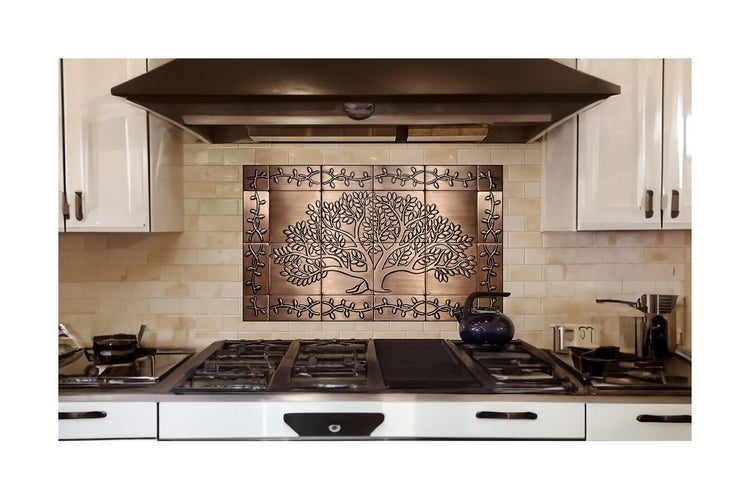 Küchenrückwand mit Baum-Motiv hinter einem Herd