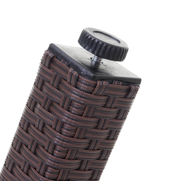 Detailansicht eines braunen Rattanmöbelbeins mit verstellbarem Fuß