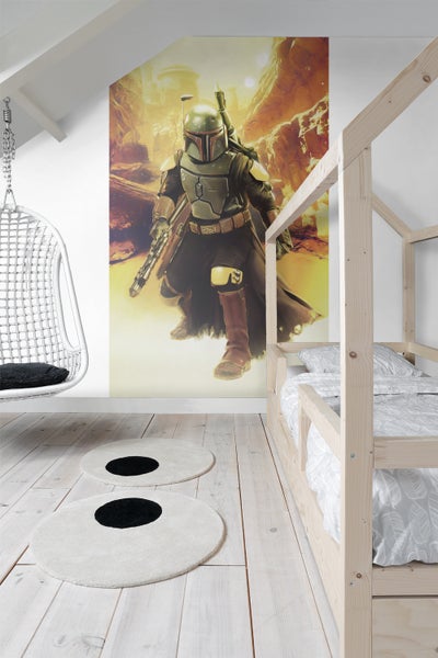 Kinderzimmer mit Star Wars Wandbild, Hängekorbsessel und Holzbett