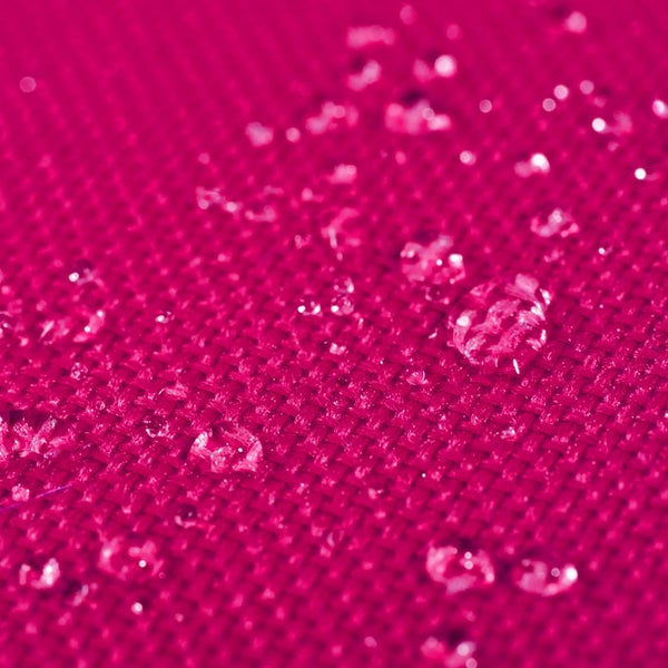 Wassertropfen auf einer wasserabweisenden Textiloberfläche mit Gewebestruktur