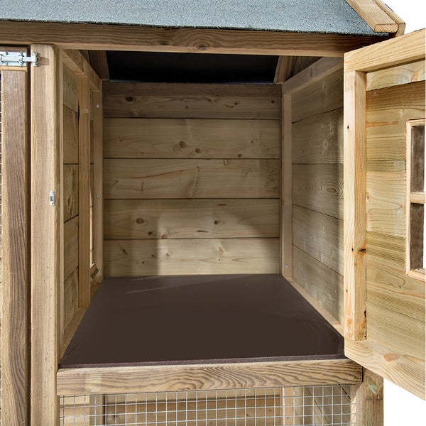 Innenansicht eines offenen Holz-Kleintierstalls mit Drahtgitter