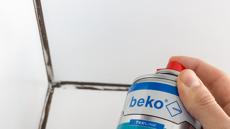Auftragen von Fugenspray zwischen Fliesen mit Beko Tec Line Fugenspray