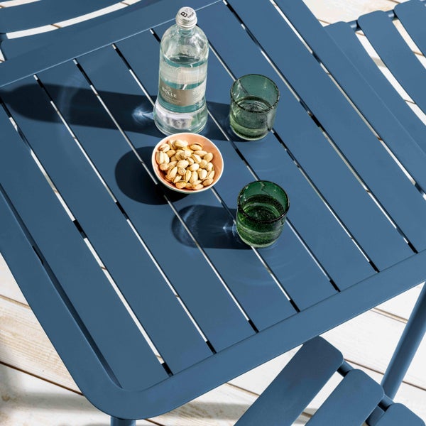 Quadratischer Gartentisch aus Aluminium in Anthrazit mit einer Tischplatte in Lattenoptik von Oviala.