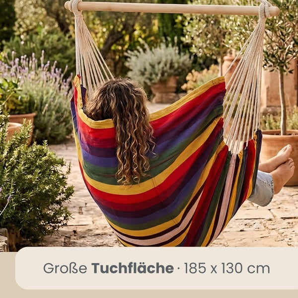 Bunter gestreifter Hängesessel im Garten mit einer Tuchfläche von 185 mal 130 Zentimetern.